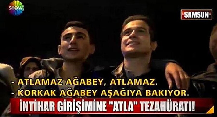 İntihar girişimi

                                    
                                    Binanın üstünde intihar etmek isteyen bir insan var. Samsunun gençleri gayet rahat bir şekilde intihar analizi yapıyor..
                                
                                