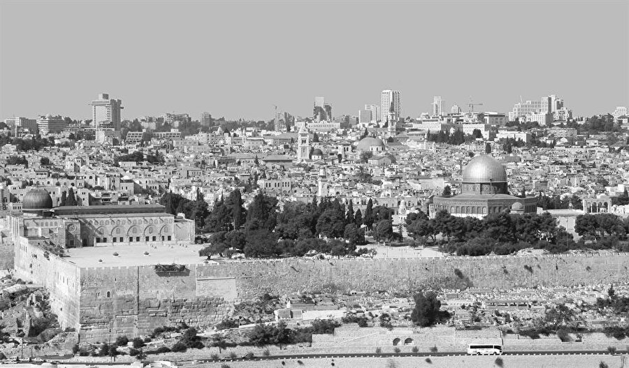 Kudüs, iki kez haritadan silindi. 23 defa işgal edilip 52 defa saldırıya uğrayan kutsal şehir 44 defa da el değiştirdi.

                                    
                                