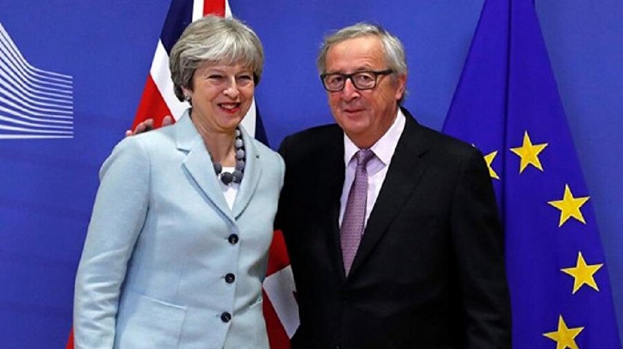 Brexit destekçileri karşı çıktı
Juncker ayrıca görüşme sırasında İngiltere’nin ödeyeceği miktar ve katı bir İrlanda sınırı olmaması konusunda anlaşma sağlandığına da vurgu yaptı. Brexit destekçileri ise İngiltere’nin AB’den çıktıktan sonra hiçbir mali yükümlülüğünün kalmayacağını ve hiçbir ödeme yapılmaması gerektiğini savunuyor. Hatta İngiltere’nin Avrupa Yatırım Bankası’na verdiği 9 milyar Euro’nun iade edilmesini isteyenler de var.