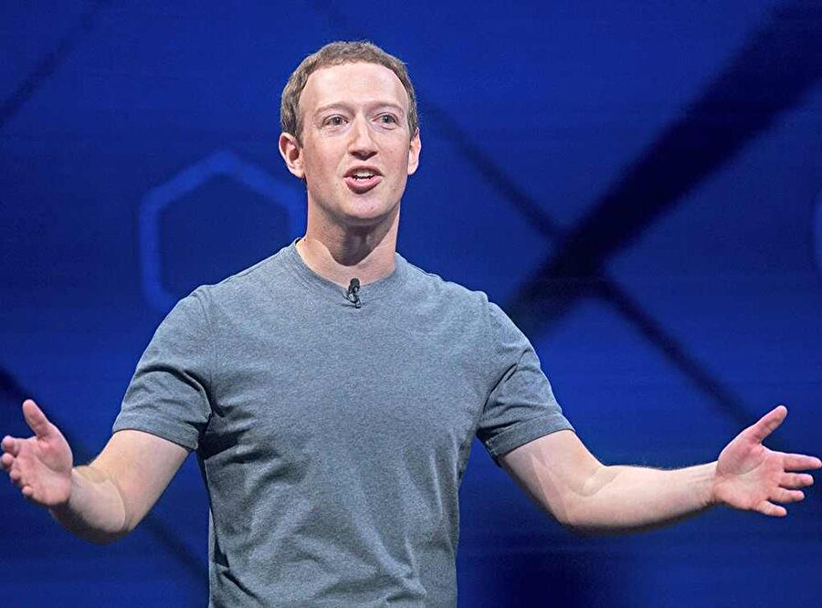 Facebook CEO'su MArk Zuckerberg de Jeff Bezos gibi günde mutlaka 8 saat uyumaya özen gösteriyor. İnternetteki binlerce farklı fotoğraftan görülebildiği gibi her gün farklı kıyafete karar vermek yerine bu işlemi basite indirip t-shirt giyiyor. 

                                    
                                