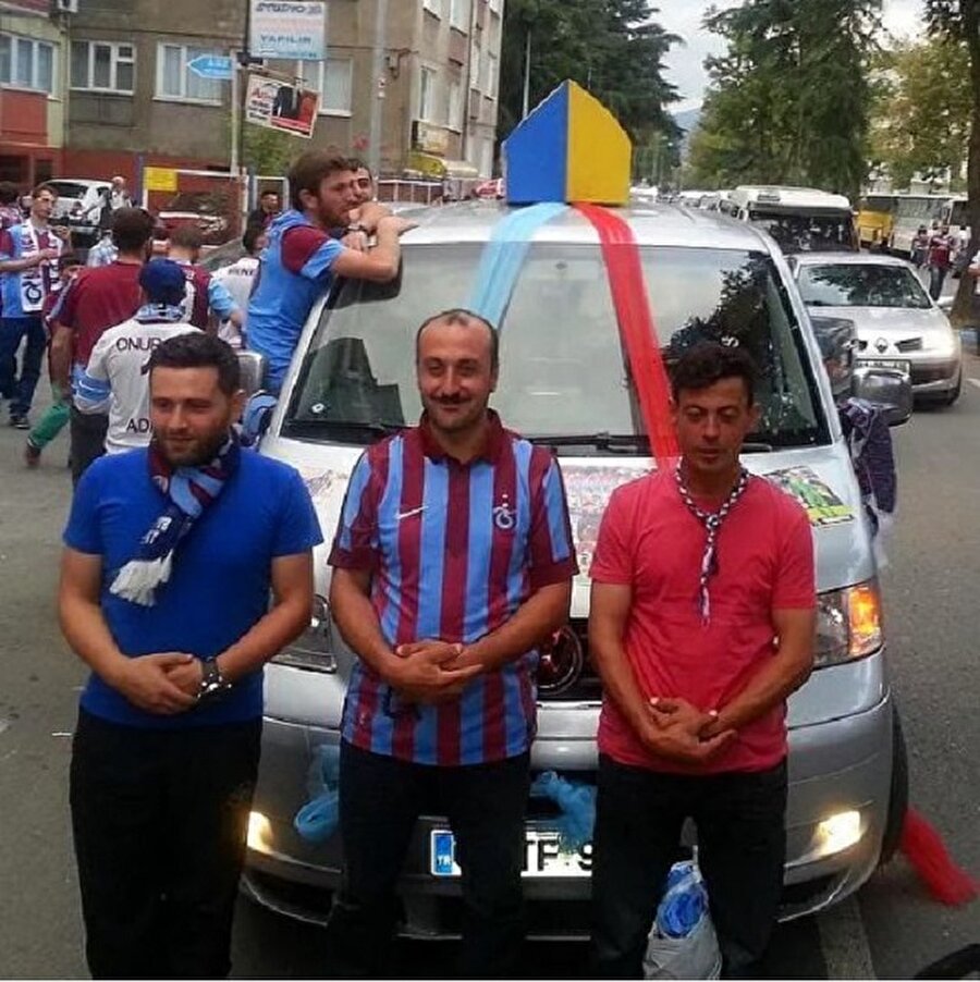 Cenaze 

                                    Trabzonspor ve Fenerbahçe arasında tatlı bir sürtüşme vardır...
                                