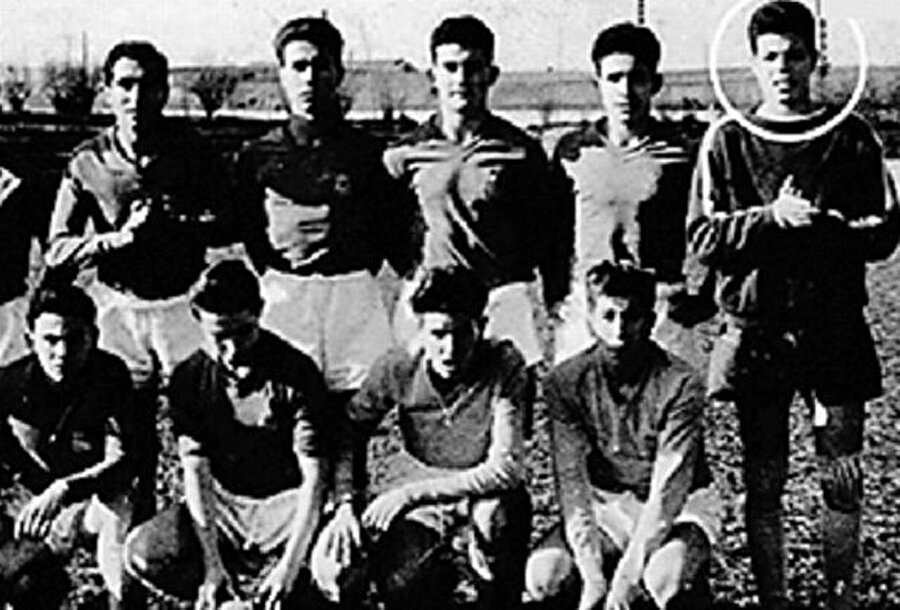 
                                    Doktor bir babanın oğlu olarak dünyaya gelen Julio Iglesias, küçük yaşlarda spora merak sardı. Iglesias, atletizmle kısa bir süre ilgilendikten sonra futbol oynamaya başladı. Real Madrid'in genç takımının kalesini koruyan Iglesias, 22 Eylül 1963'te son derece ağır bir kaza geçirdi. 
                                