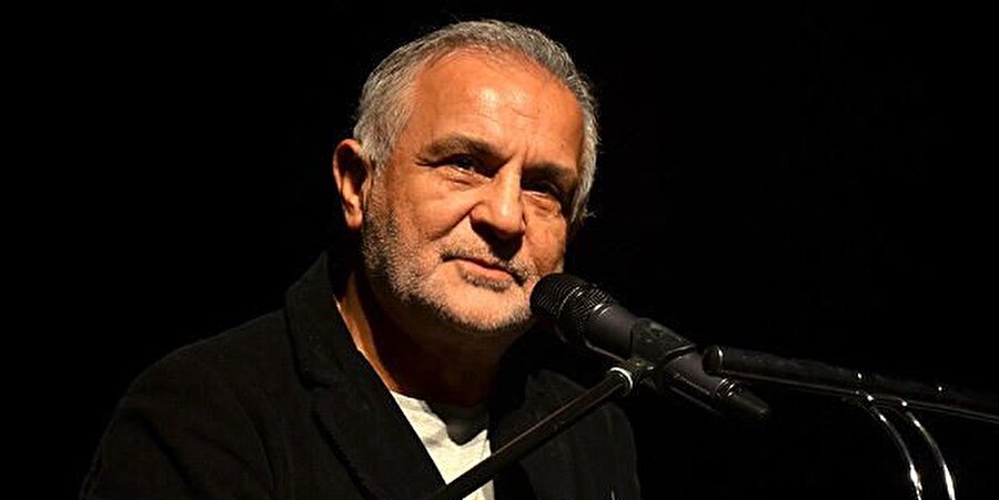 Kenan Işık kimdir?
1947 yılında Yeşilyurt, Malatya'da doğan ünlü isim, aynı zamanda Devlet Demiryolları'ndan emekli bir memur çocuğu. Ailesinde sanatla uğraşan kimse olmamasına rağmen, daha küçük yaşta tiyatro ile ilgilenmeye başladı.İlk olarak Malatya Halkevi'nde amatör tiyatro yapmaya başlamış; lise öğrenimini gerçekleştirdiği Ankara'da okurken ise Meydan Sahnesi'ne girmiştir. Gazi Üniversitesi İktisadi ve İdari Bilimler Fakültesi, Kamu Yönetimi Bölümü'nden mezun olan Işık, 1972 yılında Devlet Tiyatrosu sanatçısı olmuştur. Çok sayıda oyun yazıp Şehir Tiyatroları Genel Sanat Yönetmenliği yaptı.