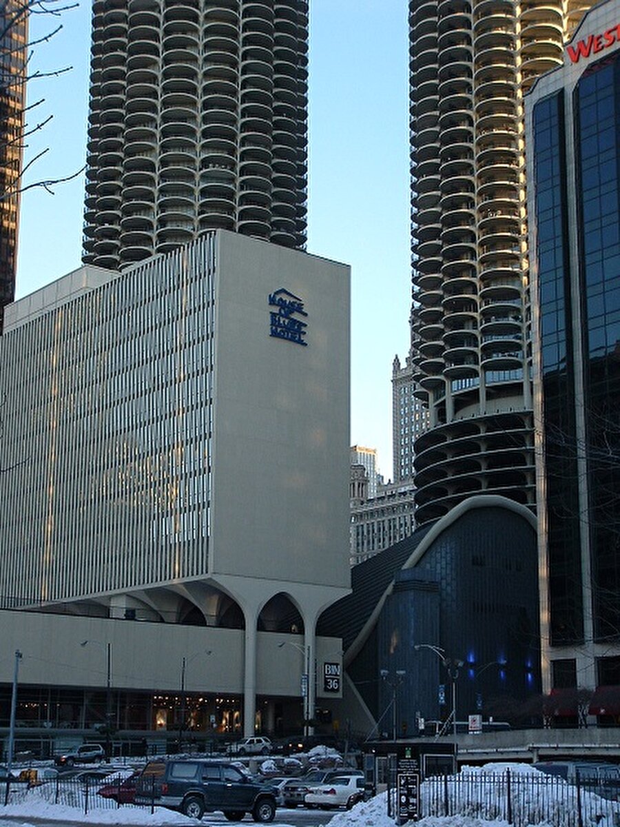 Garry Hoy

                                    
                                    Toronto'lu bir avukat olan Garry Hoy, ofis camlarının ne kadar sağlam olduğunu kanıtlamak için sürekli kendini cama doğru fırlatıyordu. Yine aynı gösteriyi yapması istendi. Bu kez kötü bitti. Hayır, cam kırılmadı. Sadece bir bütün halinde çerçevesinden koptu ve 24. kattan yere çakılarak hayatını kaybetti.
                                
                                