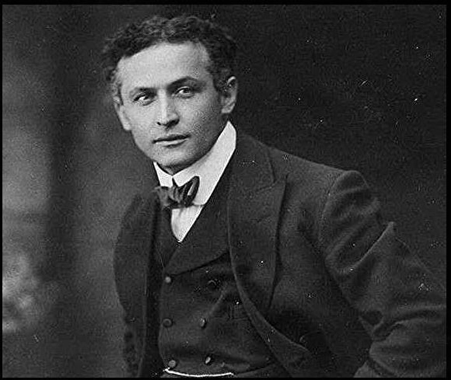 Harry Houdini

                                    
                                    İlüzyonist Harry Houdini, çok şiddetli bir yumruktan hiç etkilenmeyeceğini söylemiş ve bir gönüllüden kendisine istediği gibi vurmasını istemiş. Gönüllü olan, maalesef profesyonel bir boksör çıkınca hayatını kaybediyor..
                                
                                