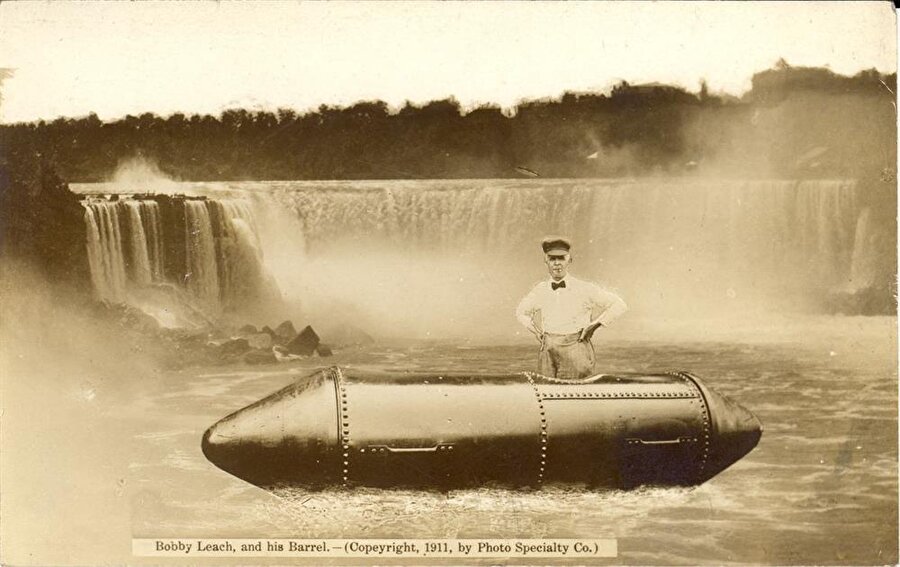 Bobby Leach

                                    
                                    Bobby Leach, Niagara şelalesinden bir silindir içinde atlayış yapan ilk insandı. Fakat sonradan bir portakal kabuğuna bastı ve kayıp düşerek öldü..
                                
                                