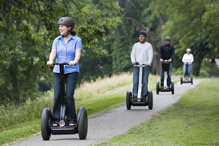 Jimi Heselden

                                    
                                    Jimi Heselden, 2010 yılında kendine bir Segway satın aldı. Segway'in hiç devrilmediğini kanıtlamak istiyordu. Bir gün uçurumun kenarında devrilip devrilmeyeceğini denerken düşerek hayatını kaybetti.
                                
                                