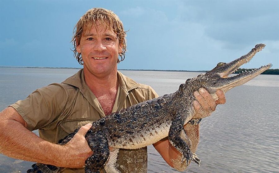 Steve Irwin

                                    
                                    Hayatını tehlikeli timsahlarla oyuncak gibi oynayarak geçirmiş Steve Irwin'in ölümü, bir çekim esnasında dev bir vatozu suyun dibinde gözlemlemek isteyince, vatoz tarafından saldırıya uğradı ve göğsüne aldığı yaradan dolayı hayatını kaybetti.
                                
                                