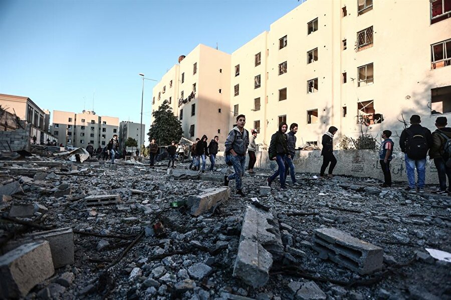 Gazze'den İsrail'e roket atıldığı iddiası

                                    
                                    
                                    Abluka altındaki Gazze Şeridi'nden İsrail'e roket atıldığı iddia edildi.
İsrail'in Yediot Ahronot gazetesinin internet sitesinde yer alan haberde, İsrail'in güneyinde Necef Çölü yakınındaki Sderot'a düşen roketin, Gazze Şeridi'nden fırlatıldığı belirtildi. Haberde, bu olay nedeniyle iki İsrail vatandaşının panik yaşadığı kaydedildi.
Roket saldırısını Gazze Şeridi'ndeki Filistinli gruplardan üstlenen olmadı.
                                
                                
                                