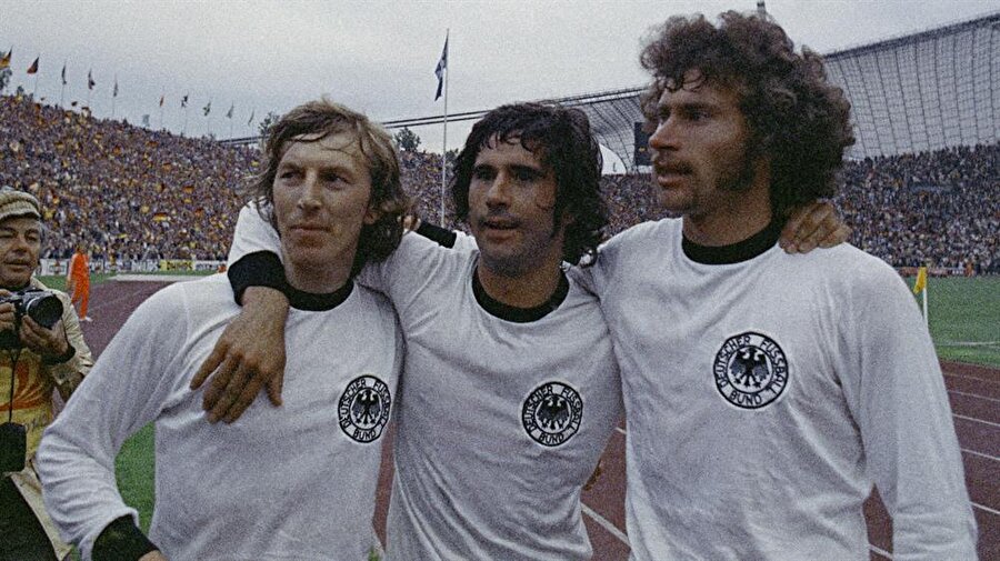 
                                    
                                    Müller, Batı Almanya formasıyla 1972'de Avrupa Futbol Şampiyonası'nı ve 1974'te Dünya Kupası'nı kazandı.
                                
                                