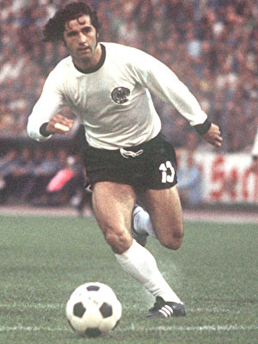 
                                    
                                    Batı Almanya forması ile 62 maça çıkan Gerd Müller 68 kez fileleri sarstı.
                                
                                