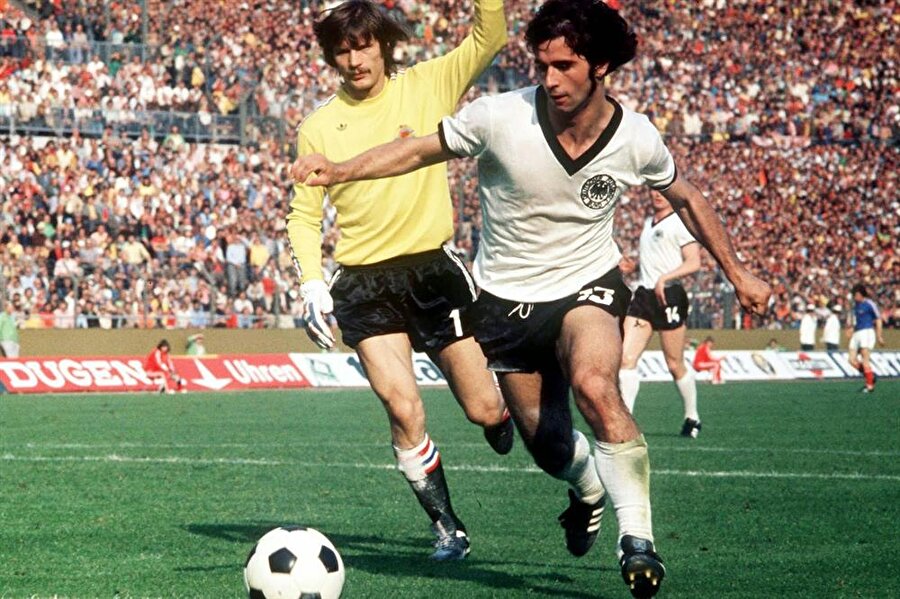 
                                    
                                    Müller, 1970 Dünya Kupası'nda iki kez hat-trick yaparak adını dünya futbol tarihine altın harflerle yazdırdı. 
                                
                                