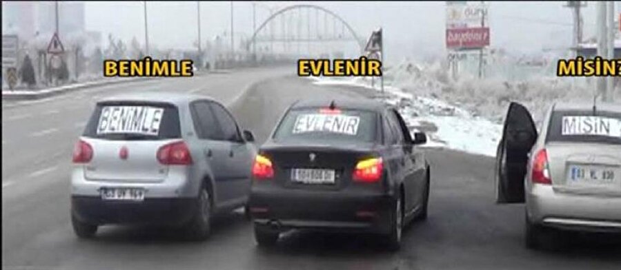 Karayolunda ilginç evlenme teklifi
Bu tip hareketler tehlikeli oluyor. Tasvip etmiyoruz..