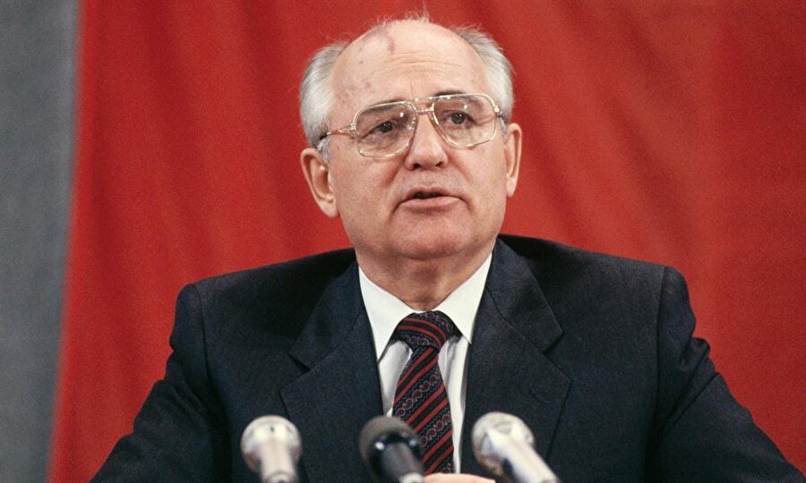 Soğuk Savaş’ın bitmesinde önemli rol oynayan Mihail Gorbaçov‘un yürüttüğü Perestroyka ve Glasnost politikalarına karşı çıkarak partideki görevinden ayrıldı.

                                    
                                