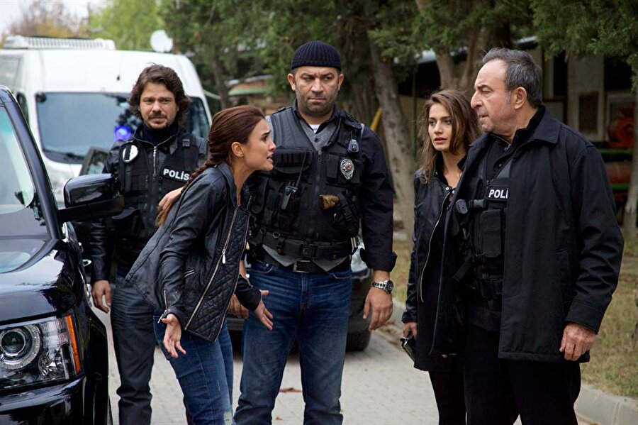 Hayatının en büyük sınavı!
Geçen sezon eşini kaybeden Hüsnü Çoban, yeniden evlenmeyi kafasına koyunca işler karışır. Oğlu Tekin, Hüsnü'nün evlenmesine karşı gelince, Çoban büyük bir çıkmaza düşer.