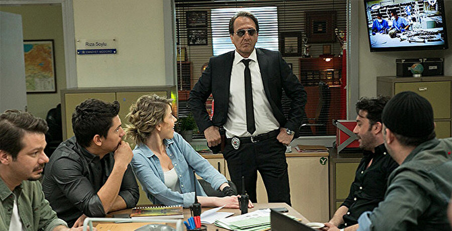 Oğlu Tekin'le arası bozulan Çoban, aldığı bir ihbar üzerine oğlunu bir çanta dolusu para ile yakalayınca hayatının en zor kararını vermek zorunda kalır.