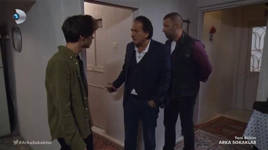 Oğluna kelepçe taktırdı!
Oğlunu paralarla yakalayan Hüsnü Çoban, yanındaki memurlara çaresiz "Vurun kelepçeyi" diyerek meslek hayatının en zor kararını verir.