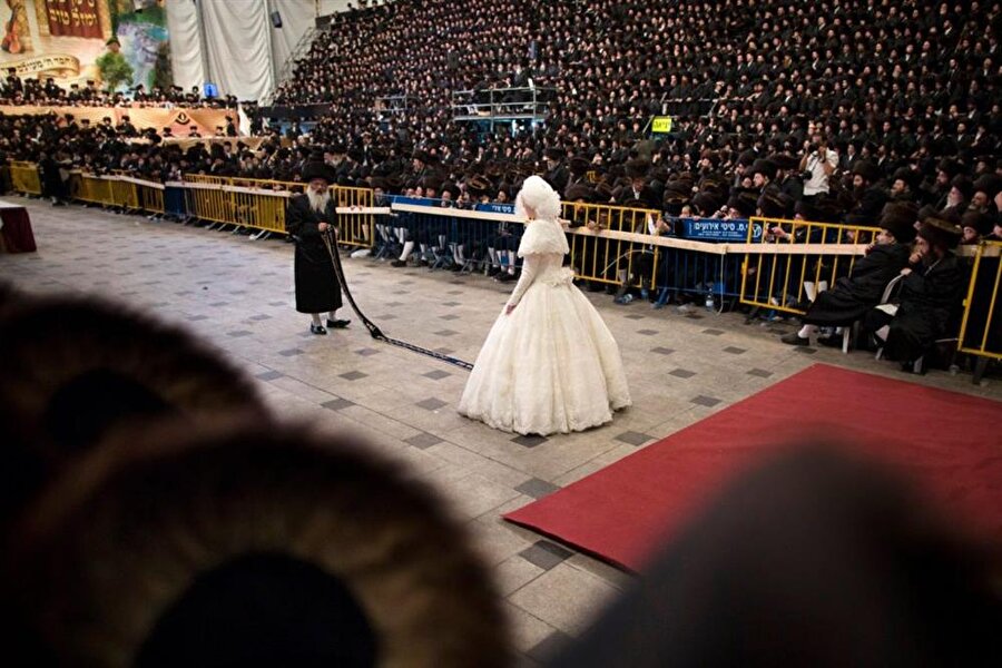 Geleneklerine sıkı sıkıya bağlı olan Hasidiler, 18-19 yaşlarında evlenir ve düğünlerdeki davetli sayısı bini geçer.

                                    
                                