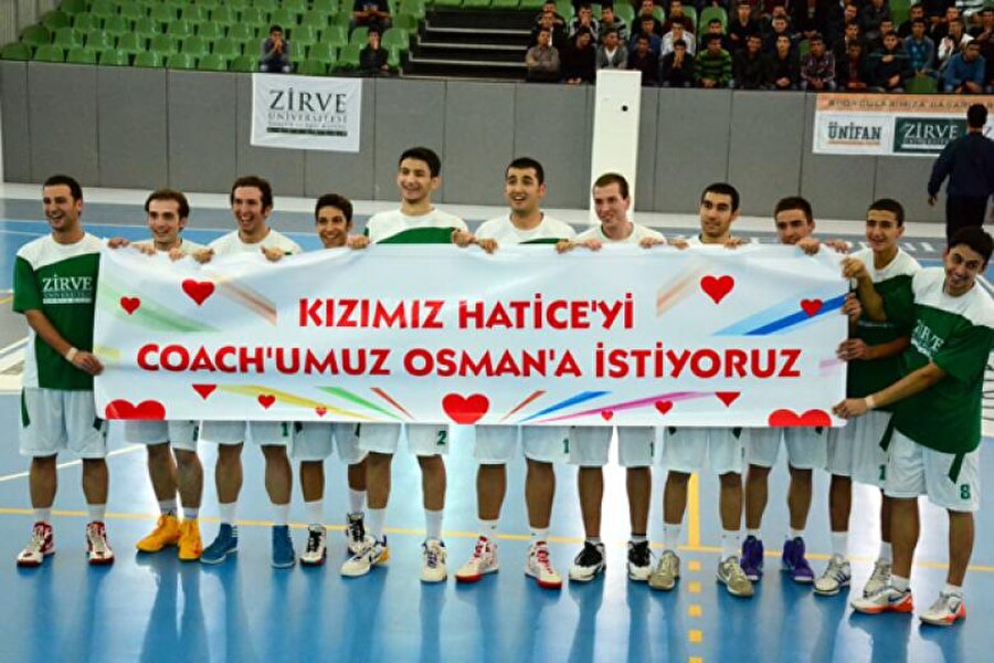 Voleybol maçı öncesi teklif
Pankart'ın ''Coach'' kısmı baya orjinal olmuş...