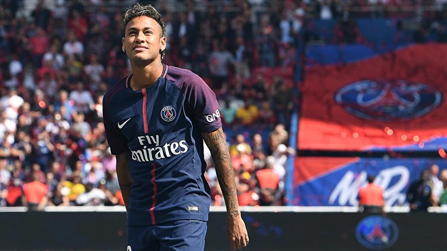Sansasyonel veda! Neymar, Barcelona ile dopdolu geçirdiği 4 sezonun ardından, futbol tarihinin en pahalı transferini gerçekleştirdi ve 222 milyon avroluk bonservis bedeli ile PSG'ye transfer oldu.
