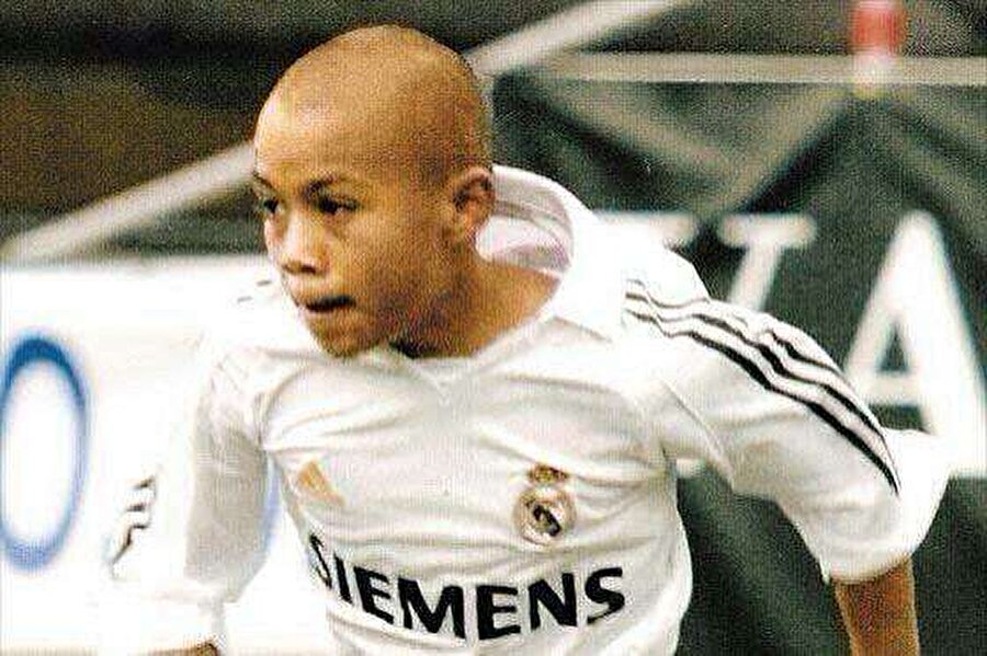 Kariyerindeki kırılma noktası, 2005 yılında Robinho, Santos'tan Real Madrid'e transfer olurken, yanında 13 yaşındaki Neymarı da getirmişti. Robinho’nun menajerliğini yapan Wagner Ribeiro, menajerliğini yaptığı başka bir genç yetenek olan Neymar’ın da Real Madrid’e imza atmasını istiyordu. Böylece 13 yaşındaki Neymar, Madrid ekibi tarafından denenmek üzere Robinho ile beraber İspanya’nın yolunu tuttu. İki gün boyunca Real Madrid ile antrenmanlara çıkan Neymar, yetenekleriyle göz doldurdu. Genç yıldız da Madrid’de olmaktan mutluluk duyuyordu. Ancak, genç oyuncu evini, ailesini ve arkadaşlarını fazlasıyla özlemişti. Bunun sonucunda Neymar, babası ile konuştu ve Brezilya’ya dönmek istediğini söyledi. Böylece Real Madrid, şu anda dünya transfer piyasasını kasıp kavuran Neymar’ı erkenden kapma şansını da elinden kaçırmış oldu.
