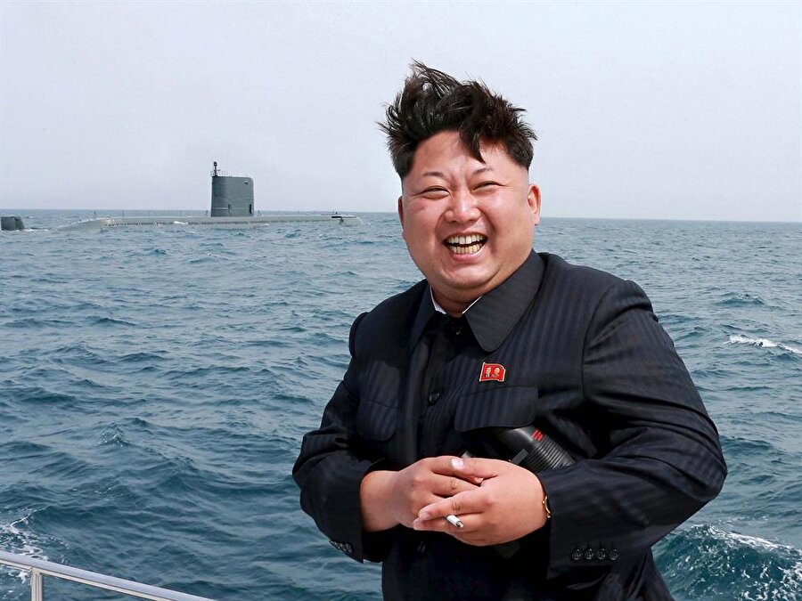 Kuzey Kore Lideri Kim tuttuğu takımı değiştirdi!

                                    Yaptığı balistik füze denemeleriyle tüm dünyaya korku salan Kuzey Kore Lideri Kim Jong-Un'un, daha önce sıkı bir Manchester United taraftarı olduğunu belirten yakın arkadaşı Antonio Razzi, bu sefer başka bir iddia ile gündeme oturdu. İtalyan senatör Antonio Razzi The Sun gazetesine yaptığı açıklamalarda, Kim Jong-Un'un futbolu çok sevdiğini belirtip "San Siro'ya gelip Inter maçlarını izlerdi. Özellikle Milan derbilerini izlerdi. Yakın çevresi de bana Inter taraftarı olduğunu söylüyordu" diyerek, bu sefer Kim'in İtalyan devini tuttuğunu iddia etti.
                                