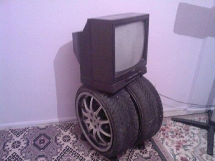 Televizyon sehpası
Maddi yetersizliklerden dolayı, araba lastiğini sehpa yapmış güzel insanlar..