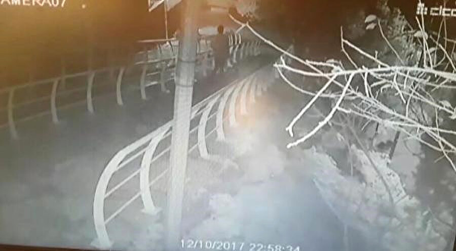 Araçla merdivenlerden inmeye çalıştı
Şüphelinin bir süre Şile yolunda gittikten sonra önüne çıkan merdivenlerden araçla inmeye çalıştığı, ancak başaramayınca aracı terk ederek kaçtığı tespit edildi.