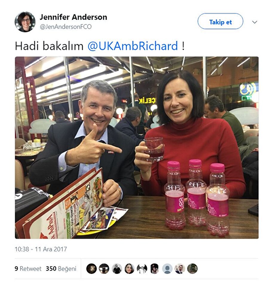 Hadi bakalım!
Eşinin 3 şişe şalgam bitirdiğini Twitter'dan böyle paylaştı. Sosyal medyada gülüşmelere yol açan bu olaydan sonra, Moore ''Türkiye'yi seviyorum'' dedi..