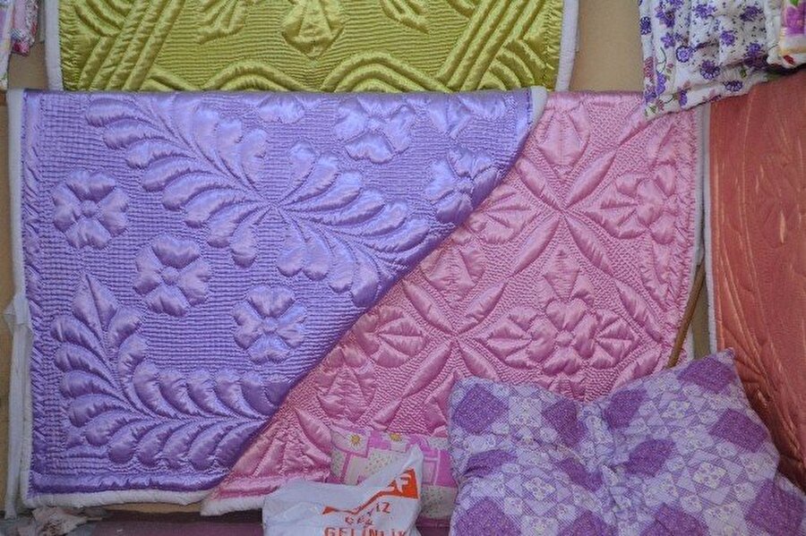 Beton yorgan
Kış mevsiminin soğuk gecelerinde üzerine beton gibi bir yün yorgan alıp, onunla beraber ısınmanın verdiği inanılmaz keyif.