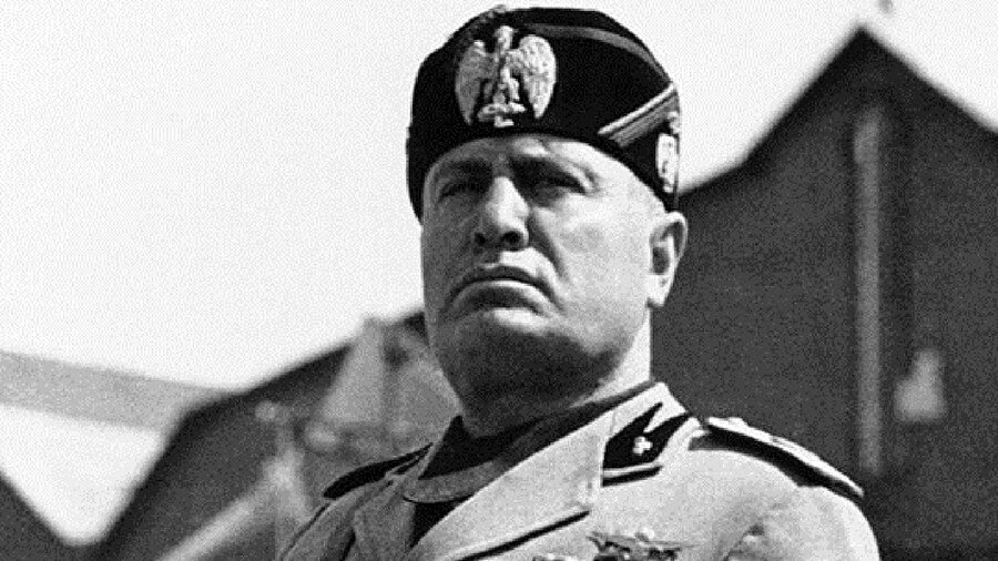 
                                    
                                    
                                    
                                    
                                    Mussolini Birinci Dünya Savaşı’nda, Avusturya-Macaristan İmparatorluğu’nun idaresinde bulunan bir kısım toprakların İtalya’ya dâhil edilmesi ve savaşın İtalyan birliğinin tam ve kesin biçimde sağlanması için bir fırsat olarak değerlendirilebileceği yönündeki fikirlerinden dolayı savaş karşıtlarından büyük tepki çekmiş ve Sosyalist Parti'den atılmıştı. Mussolini bundan böyle hayatının geri kalan bölümünde sol akımlara büyük bir mesafe koyarak Faşist düşüncenin liderliğini üstlenecekti.
                                
                                
                                
                                
                                