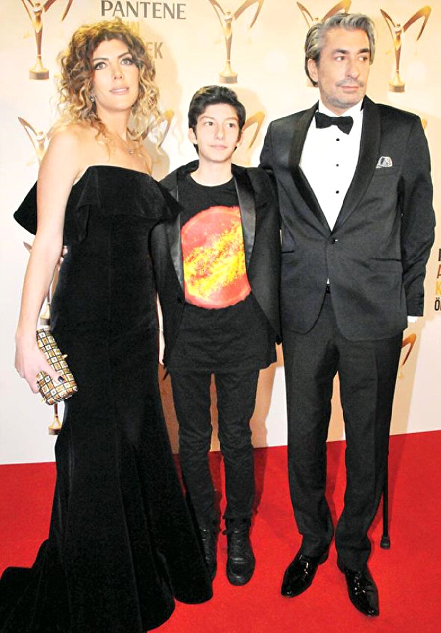 Benzerlikleri şaşırttı!
Önceki gün düzenlenen Altın Kelebek Ödüllerinde eşi Didem Petekkaya ve oğlu Cem ile birlikte poz veren Erkan Petekkaya'nın oğluyla benzerliği gözden kaçmadı.