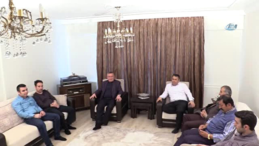 Geleneğe karşı çıktılar!
Bu geleneğin insan sağlığıyla beraber ciddi anlamda bir görüntü bozukluğuna da neden olduğunu söyleyen Yeşilay Tokat Şube Başkanı Dr. Cihat Zülfüoğulları ise "Söz kesmelerde özenle kız evi tarafından şerbet tepsisi hazırlanır. Özenle hazırlanan bu şerbet tepsisinde ne yazık ki ilimizde yanlış bir geleneğimiz var. Bu da şerbet tepsisinin içerisine paketi açılmış sigaraların dağıtılarak ikram edilmesi, sunulması. Bu görsel kirlilik için ve sigaranın özendirilmesi konusunda yanlış bir gelenek olduğunu halkımıza vurgulamak adına, Tokatımızda yanlış olan bu 40 yıllık geleneği ortadan kaldırmaya Tokat Yeşilay Şubemizdeki gönüllü arkadaşlarımızla birlikte karar verdik. Böyle bir seremoni gerçekleştirdik. Diyoruz ki şerbet tepsisinde sigaranın olmadığı gibi yeni evlenen çiftlerimizin de hayatlarında da olmasın istiyoruz" dedi.