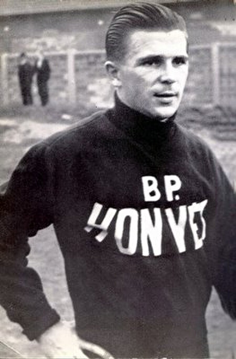 Genç forvet 1949'da Budapest Honvéd'e transfer oldu. Burada 6 yıl forma giyen Puskas, 164 maçta 165 gol attı. Puskas maç maçına gol ortalamasıyla adını tarihe altın harflerle yazdırdı. Puskas attığı şık gollerle tüm dünyanın dikkatini kısa süre içinde çekti. 