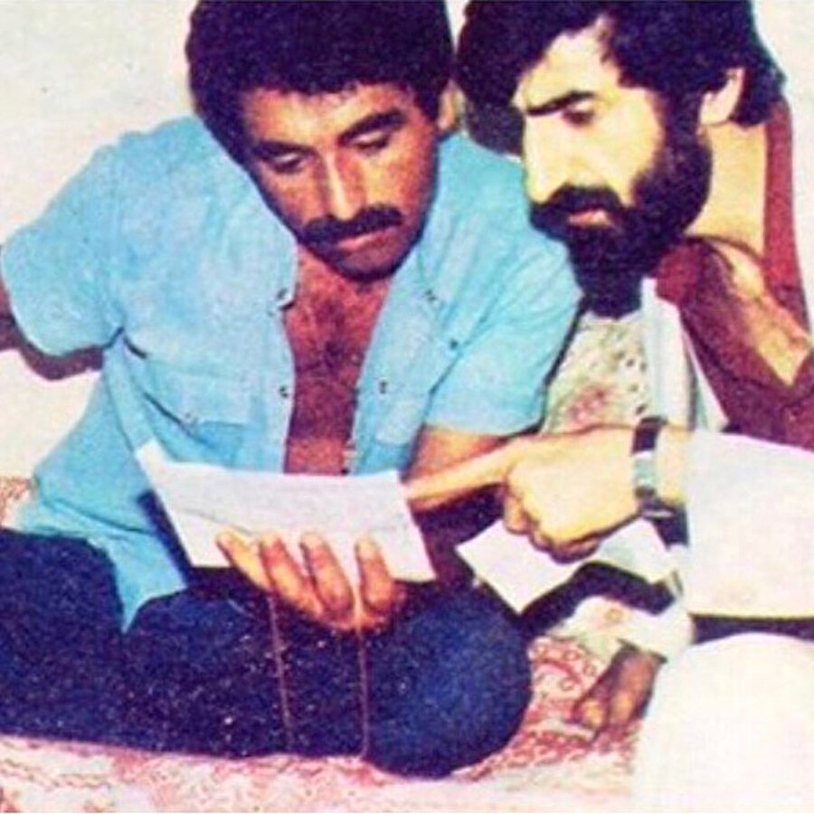 "Başımız sağolsun"
Tatlıses sosyal medya hesabından "Ali Tekintüre’yi kaybetmenin derin üzüntüsünü yaşıyorum. ALLAH rahmet eylesin. Kendisi eşsiz şarkılarıyla hep bizimle yaşayacak... Başımız sağolsun, mekanın cennet olsun Usta.." notunu düştü.