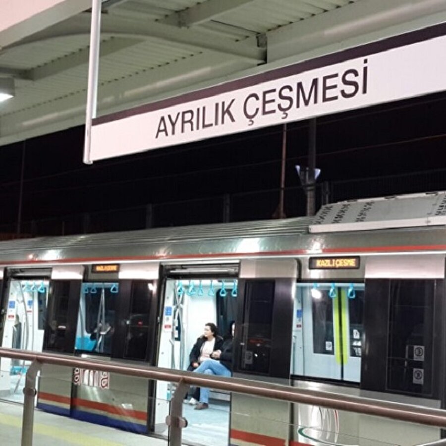 Ayrılık Çeşmesi

                                    İstanbul’da yaşayan çoğu kişi marmaray ya da metro gibi ulaşım duraklarından aşina olduğu Ayrılık Çeşmesi’ni bilir.
                                