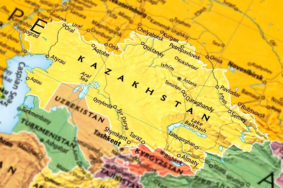 Rusya, Türkmenistan, Özbekistan, Kırgızistan ve Çin ile komşu olan Kazakistan, yüz ölçümü açısından en büyük Türk devletidir.

                                    
                                    
                                
                                