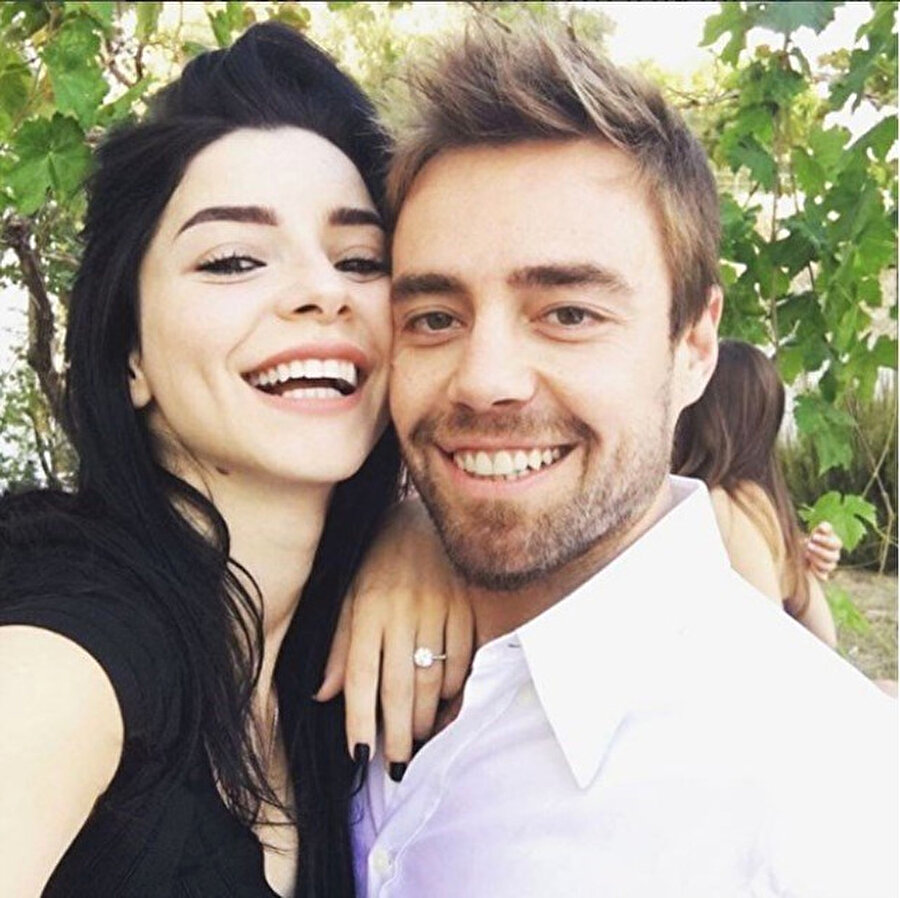 Resmi olarak boşandılar!

                                    Oyuncu Merve Boluğur ve şarkıcı Murat Dalkılıç evliliklerini dört ay önce sonlandırdı. Sosyal medya hesaplarından boşanacaklarını açıklayan popçu Murat Dalkılıç ile oyuncu Merve Boluğur'un iki yıl süren evlilikleri Eylül 2017'de resmen bitti.
                                