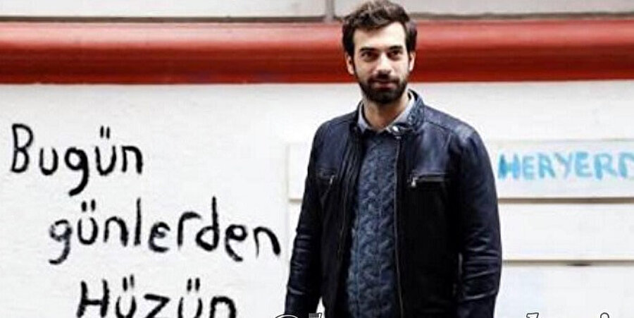 "İçimdeki Poyraz'ı öldürmeyi başardılar"
Film ile ilgili konuşan Kaleli: “Bizim böyle bir film çekileceğinden haberimiz yoktu. Bize bir şey söylenmedi, fikrimiz sorulmadı. Çok üzücü oldu bizim için. Daha önce de çok ayıplar yaşandı, konuşmadım. İnsanlar işlerinden oldu vebali üstümüze kaldı, konuşmadık çünkü dizimiz yayındaydı ve seyircimize her şeyden önce saygımız vardı, sessiz kaldık. Hatır vardır, kadir kıymet vardır. Bunları bilmeyip gözü paradan başka bir şey görmeyen insanların davranışları gibi oldu, yakıştıramadım. Üzüldüm, bugüne kadar yaptığım her projede içimde bir şeyler kalmıştı ama içimdeki Poyraz’ı öldürmeyi başardılar" ifadelerini kullandı.