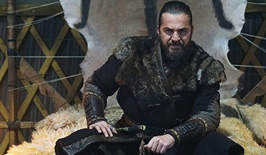 Büyük zarara uğradı!
Posta Gazetesi yazarı Mesut Yar, "Merak edenler için bilgi notunu düşelim; 'Diriliş Ertuğrul'un (TRT 1) setinde çıkan yangın dolayısıyla (şükür can kaybı yok) dizi geçtiğimiz akşam yayınlanmadı.
Bu da gösterdi ki aksiyonu bol olan dönem dizisi için yeterli stok bulunmuyor. 'Diriliş Ertuğrul'un çekimlerinin bir hayli çetin şartlarda gerçekleştiğini biliyoruz. Hele ki kış aylarında şartlar iki kez çetinleşiyor. Üstüne bir de yangın meselesi yaşanmış oldu. Peki, bu sıkıntılı gelişmenin yapımcının ciddi kaybı dışındaki maliyetini biliyor musunuz? En az 1 milyon liralık reklam kaybı. Hem de reklam gelirlerinin en düşük olduğu aylardan birinde.
Ekibe ve yayıncı kanala geçmiş olsun diyorum; her anlamda" açıklamasında bulundu.