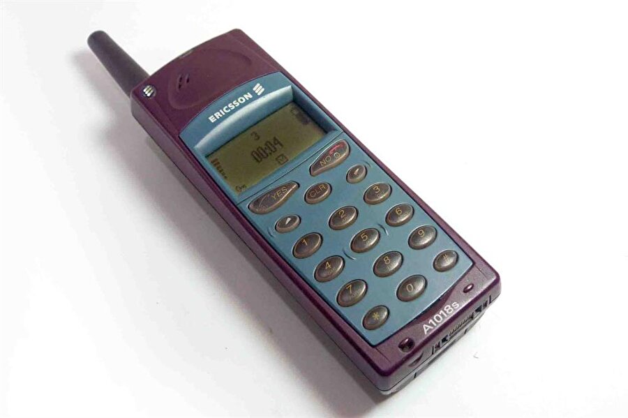 Ericsson A1018
Her gün yanında taşımak için pek elverişli olmayan telefon. Haftanın 4 günü yanınıza alıyorsanız, 3 günü evde bırakırdınız. Bu telefon yeni doğmuş bir bebek boyutlarındaydı...