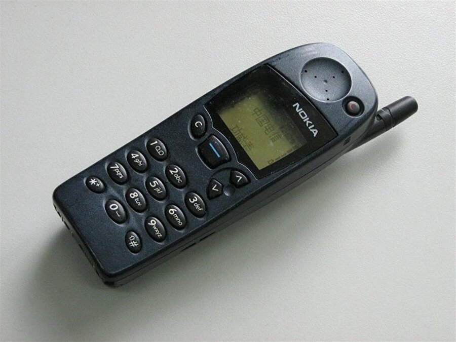 Nokia 5110
Cep telefonu tarihinin kilometre taşı. İşlevselliği ve kolay kullanılan menüsü döneminde bir devrimdi. Gazetelerin kuponla verdiği bu telefon, yılan oyunuyla dikkatleri çekmiştir.