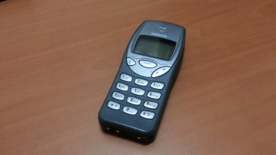 Nokia 3210
Antensiz olması herkesi şaşırtıyordu. 5110 modeliyle tanıştığımız yılan oyununu 5110'da oynamak tuşlarından dolayı pek randımanlı olmazdı. 3210 ise bu konuda rakipsiz bir telefondu...