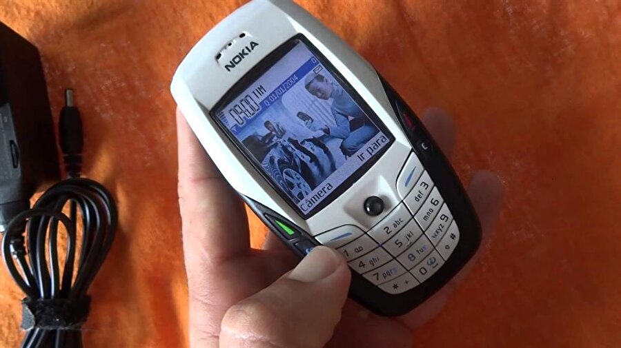 Nokia 6600
2005 yılına göre kallavi bir ücret karşılığında alınabilen telefon. O dönem kullanıcısı olan her insana "İnsan bir cep telefonundan daha ne bekleyebilir? Bence telefonda gelinen son nokta budur, daha bir şey ekleyemezler." cümlelerini kurdurtmuştur.