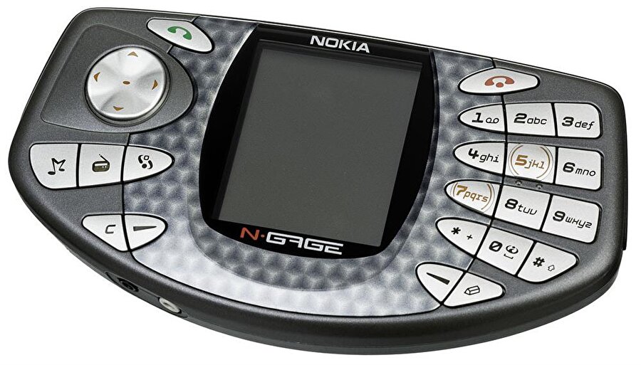 Nokia N-Gage
Oyun için üretilen efsane telefon. Şimdiki en kötü akıllı telefon bile harika oyun deneyimleri sunarken, o dönemde bu pek mümkün değildi. Mantık olarak akıllı telefon ve gameboy'un bir senteziydi.