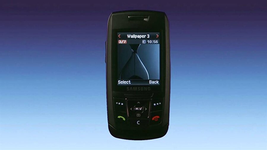 Samsung E250
Samsung'un Türkiye piaysasına girişini sağlayan telefon. Ucuz fiyatı ve sağlam kızağı ile gönülleri fethetmiş bir efsanedir...