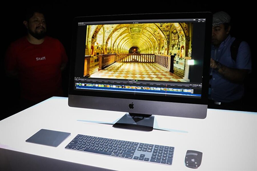 Türkiye'de satışa çıkan iMac Pro'nun fiyatı dudak uçuklatıyor

                                    Apple’ın WWDC 2017 etkinliğinde tanıttığı yeni iMac Pro Türkiye’de resmi olarak satışa çıktı. Hayran bırakan donanıma sahip iMac Pro’nun fiyatı duyan kullanıcılar şaşırdı kaldı. Öyle ki yeni Mac’in fiyatı son teknoloji donanım eklenmesiyle 70 bin TL’yi geçiyor. Temel özelliklerinin olduğu haliyse 26.999 bin TL olarak belirlendi.
                                