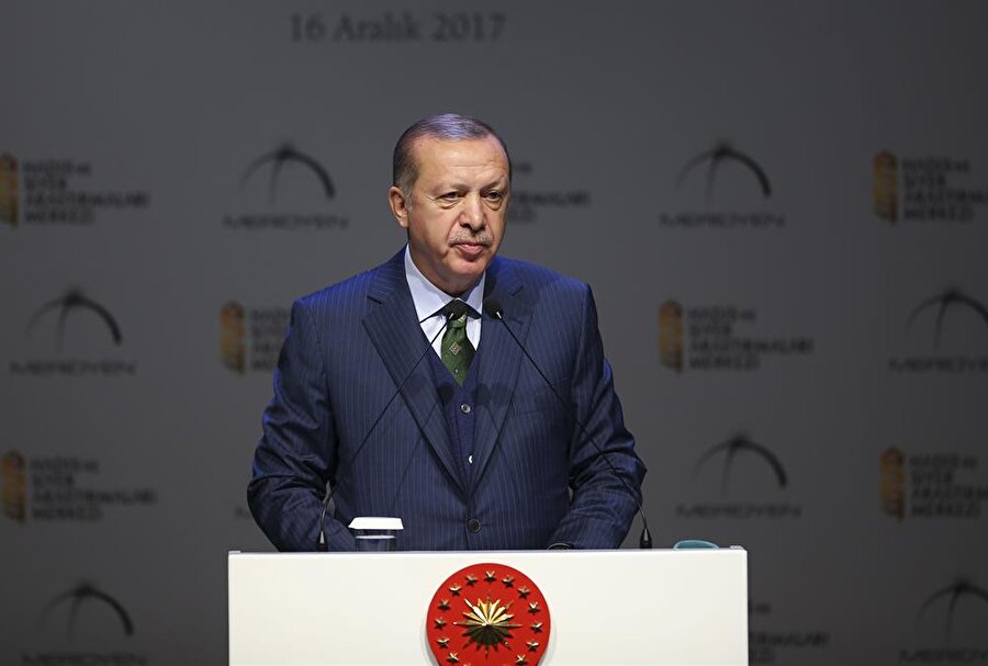 'İslam dünyası, yeniden dizayn edilmeye çalışılıyor'

                                    Cumhurbaşkanı Erdoğan'ın 7. Hadis ve Siret Araştırma Ödülleri'nde konuştu. Erdoğan, "Tam Suriye meselesinde mesafe kat ettik derken, kucağımızda Kudüs meselesini, Yemen'den yükselen feryatları bulduk. İslam dünyası, tıpkı bir asır önce olduğu gibi kan, gözyaşı ve kardeş kavgası üzerinden yeniden dizayn edilmeye çalışılıyor. Müslümanlar birbirleriyle uğraşırken aradan sıyrılanlar terör örgütleridir. İsrail gibi devlet terörü uygulayan ülkelerdir." dedi.
                                