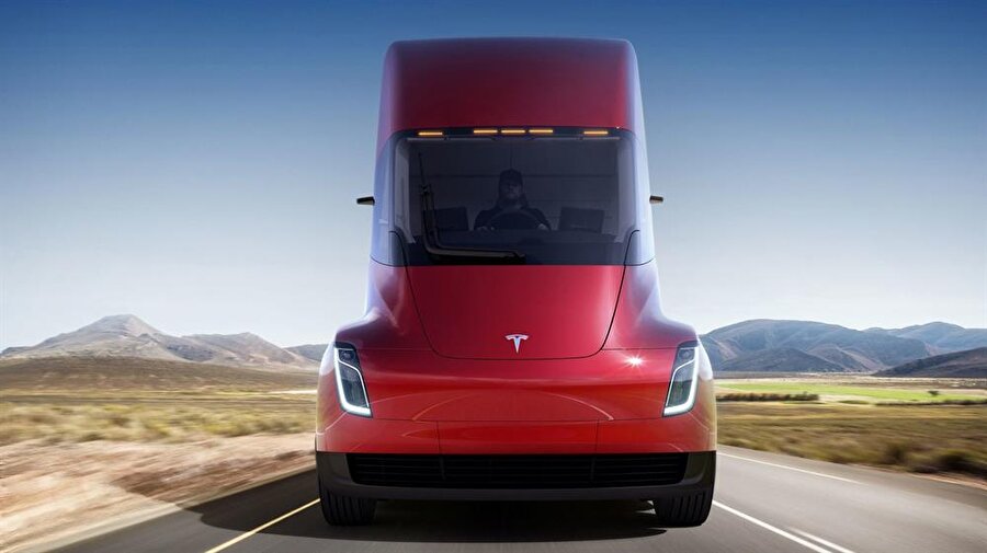 Sipariş rekoru kıran Semi, Tesla'nın hisselerini artırdı 

                                    Elektrikli araç alanında büyük bir başarı yakalamayı başaran Tesla, son olarak tanıttığı elektrikli tır ile tebrikleri toplamayı da başardı. Semi Truck isimli tır ABD’nin Kaliforniya eyaletinde ilk olarak 16 Kasım’da tanıtıldı. Semi’nin tanıtımını gerçekleştiren Elon Musk araçla ilgili, ''Çok çabuk hızlanan, inanılmaz bir araç yapmak istedik'' demişti. 

  
Tesla şirketinde çalışan yetkili bir kişi, PepsiCo’nun elektrikli tır Semi’den 100 adet sipariş verdiğini duyurdu. Şimdiye kadar verilenler arasında en fazla olarak kayda geçen sipariş, Tesla’nın hisselerinde de artış sağladı.
                                