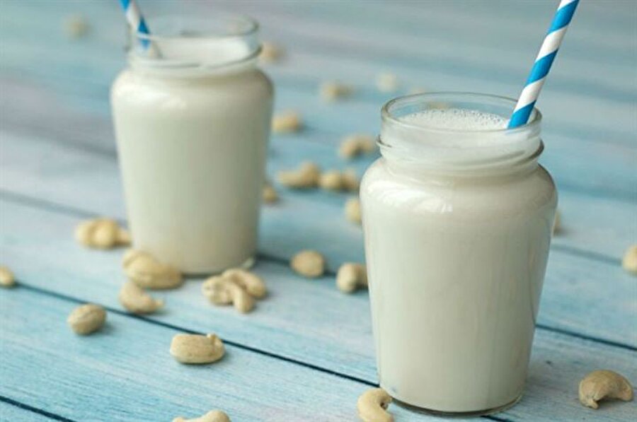 Her gün 1 bardak ılık süt

                                    Ilık süt; hem protein içeriği hem de triptofan aminoasidinden zengin olması sebebiyle uykuya geçişinizde yardımcı olur. 
                                